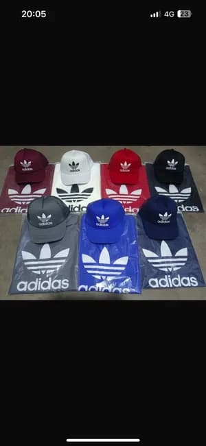 T-shirt et chapeau